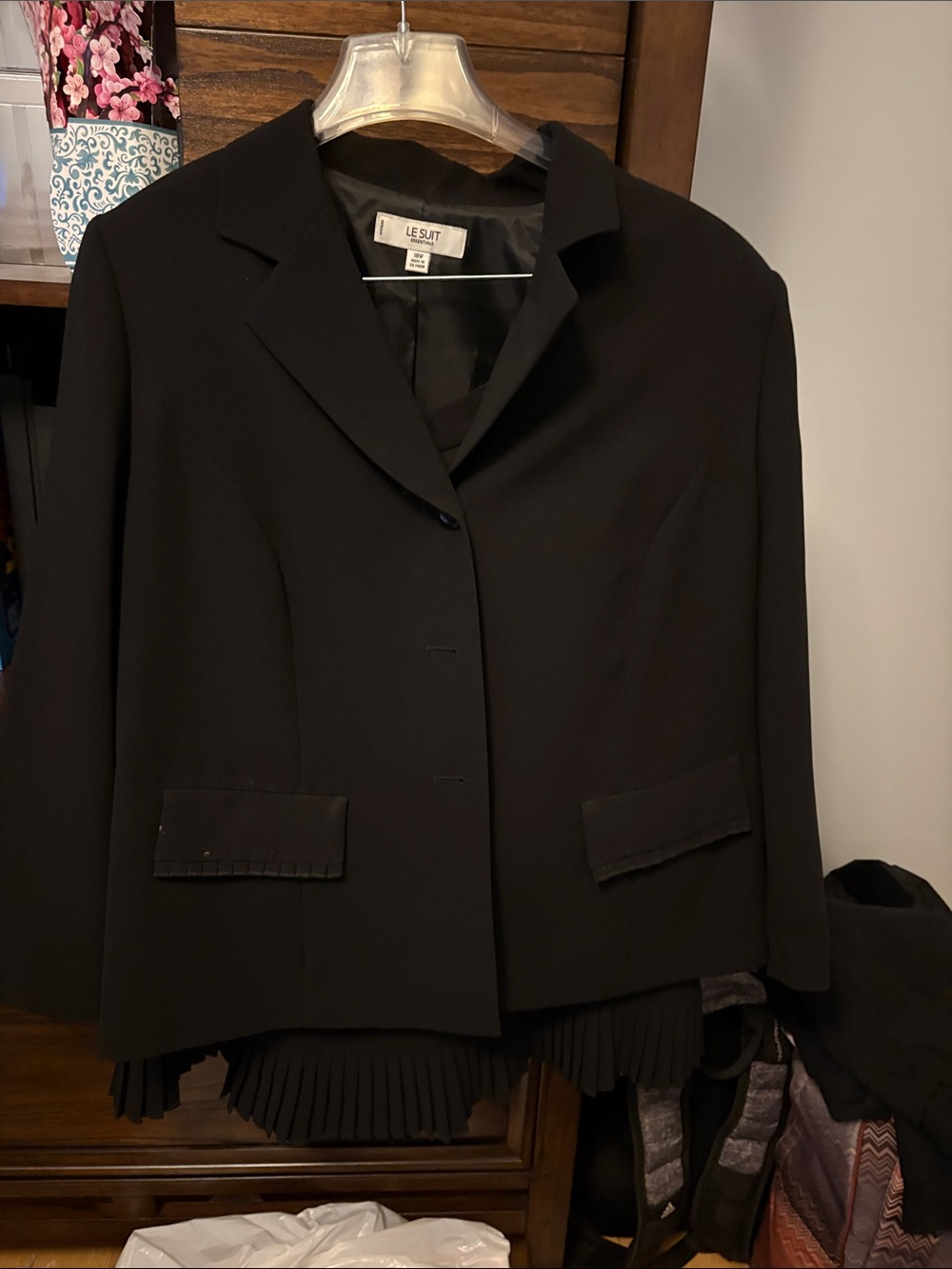 Le Suit Black Pleated-Hem Blazer